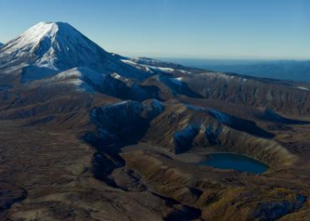 New Zealand national park fights against large fire
