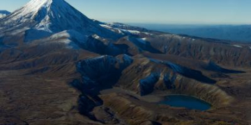 New Zealand national park fights against large fire