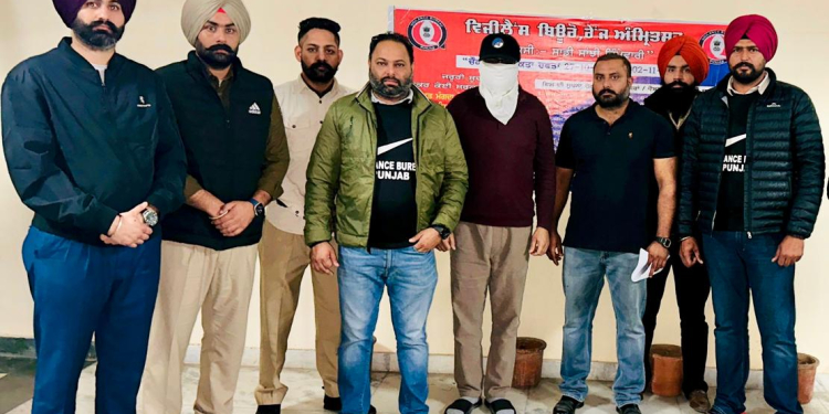 Vigilance Bureau nabs Commissioner, Municipal Corporation cum SDM Batala red handed accepting a bribe of Rs 50K