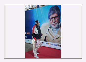 Big B is unable to contain his excitement as he shares billboards with Abhishek, Akshay & SRK