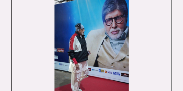 Big B is unable to contain his excitement as he shares billboards with Abhishek, Akshay & SRK