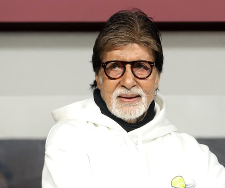 Amitabh Bachchan gorges on cookies: ‘Chapad chapad kha rahe hai’