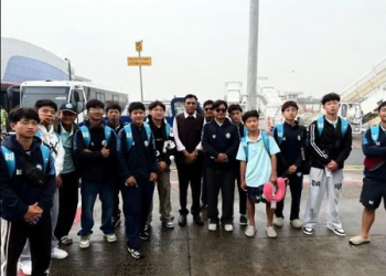 Sports Minister Mandaviya meets Arunachal Pradesh U-16 Team at Surat Airport