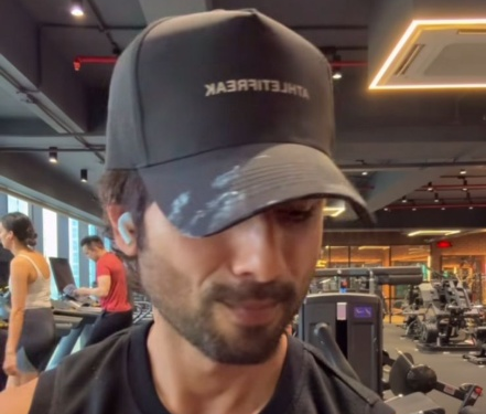 Shahid Kapoor vibes to ‘Aashiqon Ki Colony’ in gym