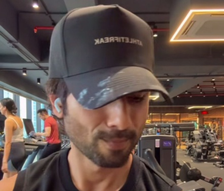 Shahid Kapoor vibes to ‘Aashiqon Ki Colony’ in gym
