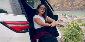 Neha Kakkar enjoys barish & chai with a beautiful rendition of Arijit Singh’s ‘Tumse Behtar’