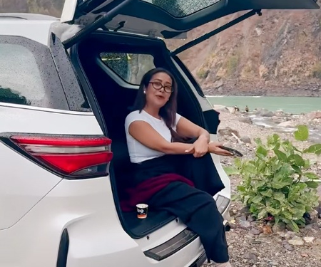 Neha Kakkar enjoys barish & chai with a beautiful rendition of Arijit Singh’s ‘Tumse Behtar’