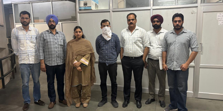Vigilance Bureau nabs Drug Inspector red handed accepting bribe of Rs 1,00,000/-