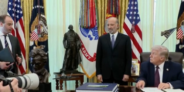 Trump signs order on mail ballot rules