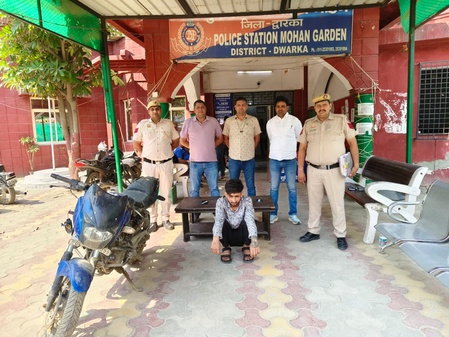 Delhi: Thief held in Dwarka; knives, stolen mobiles and motorcycle recovered