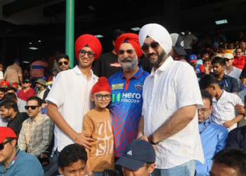 L-G TS Sandhu joins spectators in cricket stadium to cheer Delhi team