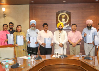 Public Works Minister visits Batch Type Hot Mix Plant at Rasanheri