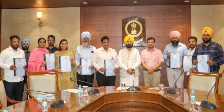 Public Works Minister visits Batch Type Hot Mix Plant at Rasanheri