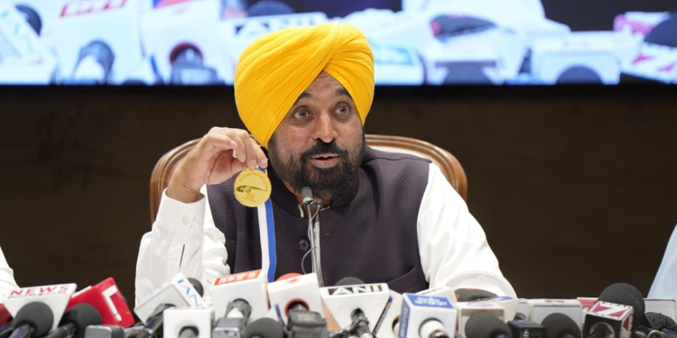 Public Works Minister visits Batch Type Hot Mix Plant at Rasanheri