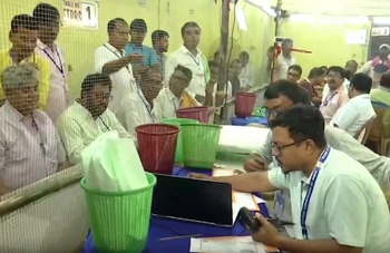 Bengal results: Tough battle between BJP and Trinamool after 1st hour counting; Cong, Left nowhere
