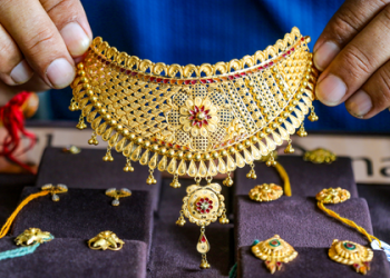 Gold, silver decline up to 2 pc amid profit-booking