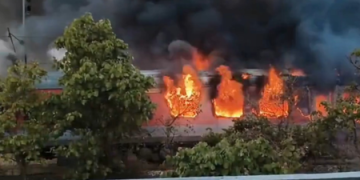 Massive fire on Delhi-bound Rajdhani Express in Kota; all passengers rescued