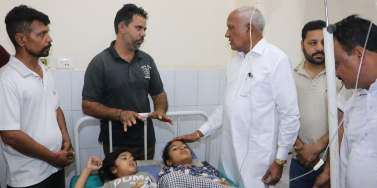 BARINDER KUMAR GOYAL VISITS HOSPITAL, REVIEWS TREATMENT OF PERSONS TAKEN ILL AFTER CONSUMING FOOD AT WEDDING FUNCTION