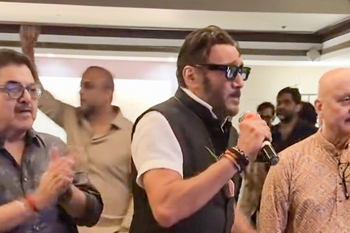 Rupali Ganguly, Jackie Shroff sing ‘Itna Na Mujhse Tu Pyaar Badha’ at Anupam Kher’s mother’s birthday celebration
