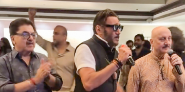Rupali Ganguly, Jackie Shroff sing ‘Itna Na Mujhse Tu Pyaar Badha’ at Anupam Kher’s mother’s birthday celebration