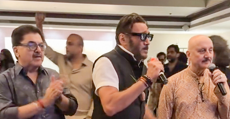 Rupali Ganguly, Jackie Shroff sing ‘Itna Na Mujhse Tu Pyaar Badha’ at Anupam Kher’s mother’s birthday celebration
