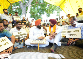 Warring joins protesting cab drivers; supports their demands