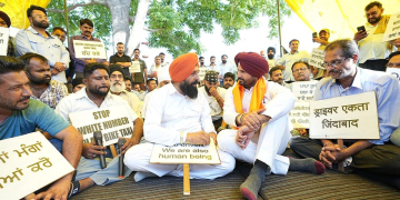 Warring joins protesting cab drivers; supports their demands