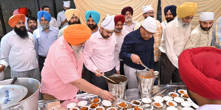 Public Relations Department Organizes Chhabeel & Langar of Chhole-Karah Prasad to Mark Shaheedi Gurpurab of Guru Arjan Dev and Nirjala Ekadashi