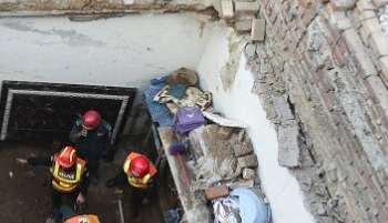 Pakistan: Rights body demands probe after Lahore tuition centre roof collapse kills 14 children