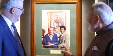 PM Modi gifts Steve Waugh a two-decade-old photo of their meeting during MCG visit