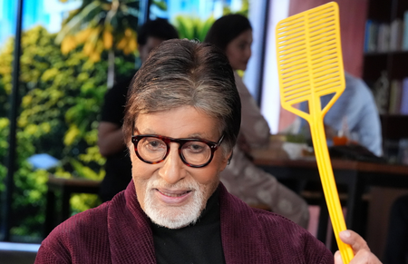Amitabh Bachchan quips he’s the ‘greatest makkhi maar in the business’
