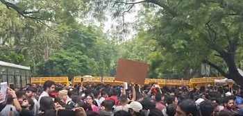 Tension erupts at Delhi’s Jantar Mantar during protest march; police deploy barricades