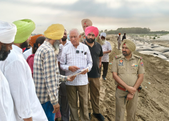 BARINDER KUMAR GOYAL REVIEWS SATLUJ EMBANKMENT WORKS AT SASRALI COLONY IN LUDHIANA