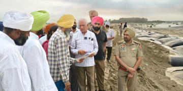 BARINDER KUMAR GOYAL REVIEWS SATLUJ EMBANKMENT WORKS AT SASRALI COLONY IN LUDHIANA