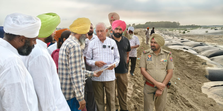 BARINDER KUMAR GOYAL REVIEWS SATLUJ EMBANKMENT WORKS AT SASRALI COLONY IN LUDHIANA