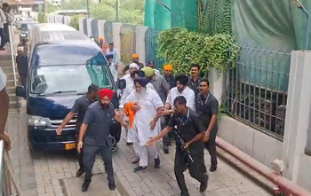 Sukhbir Singh Badal attacked by Nihang in Nanded, security personnel also injured
