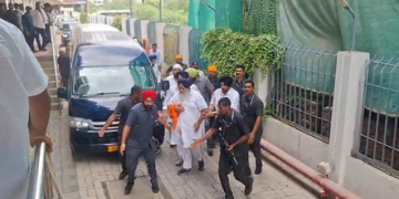 Sukhbir Singh Badal attacked by Nihang in Nanded, security personnel also injured