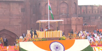 PM Modi hoists Tricolour