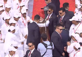 PM Modi breaks protocol