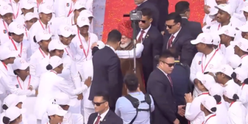 PM Modi breaks protocol