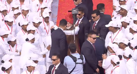 PM Modi breaks protocol