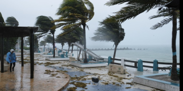 Hawaii under state of emergency as Hurricane Lowell strengthens