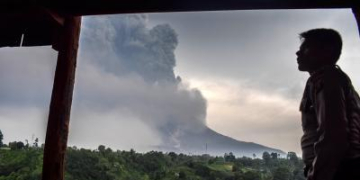 Jakarta airport temporarily closed after volcanic ash detected, flights disrupted