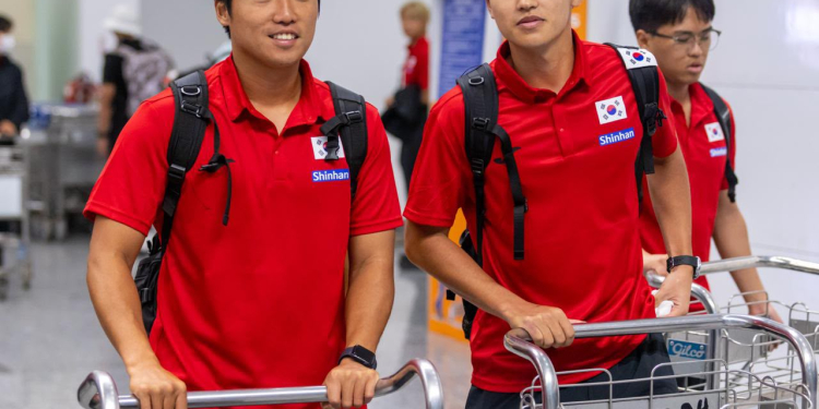 South Korean Men’s Hockey team receives Hearty & Rousing Punjabi Welcome at Mohali Airport with Dhol, Bhangra & Phulkaris