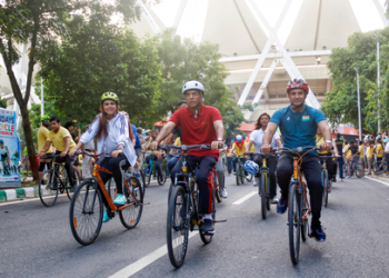 Sports Min Mandaviya leads youth in anti-drug pledge during Fit India Sundays on Cycle in Varanasi