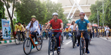 Sports Min Mandaviya leads youth in anti-drug pledge during Fit India Sundays on Cycle in Varanasi