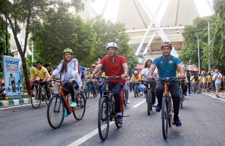 Sports Min Mandaviya leads youth in anti-drug pledge during Fit India Sundays on Cycle in Varanasi