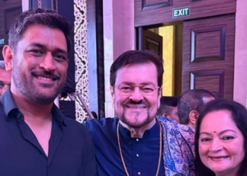 Dhoni meets Nitin Mukesh
