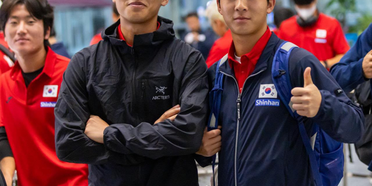 South Korean Men’s Hockey team receives Hearty & Rousing Punjabi Welcome at Mohali Airport with Dhol, Bhangra & Phulkaris