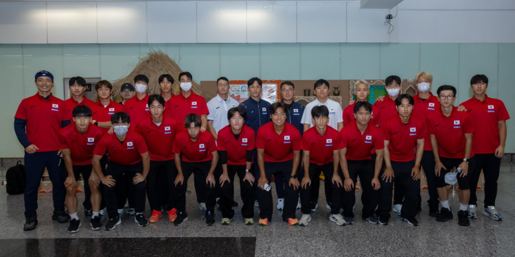 South Korean Men’s Hockey team receives Hearty & Rousing Punjabi Welcome at Mohali Airport with Dhol, Bhangra & Phulkaris